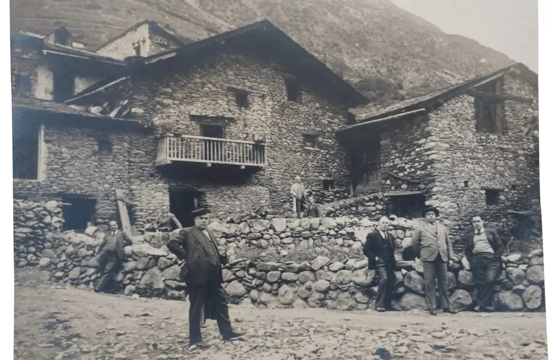 Encamp, 1950: grup de turistes davant de casa Arnau, casa Cintet i casa Manel.