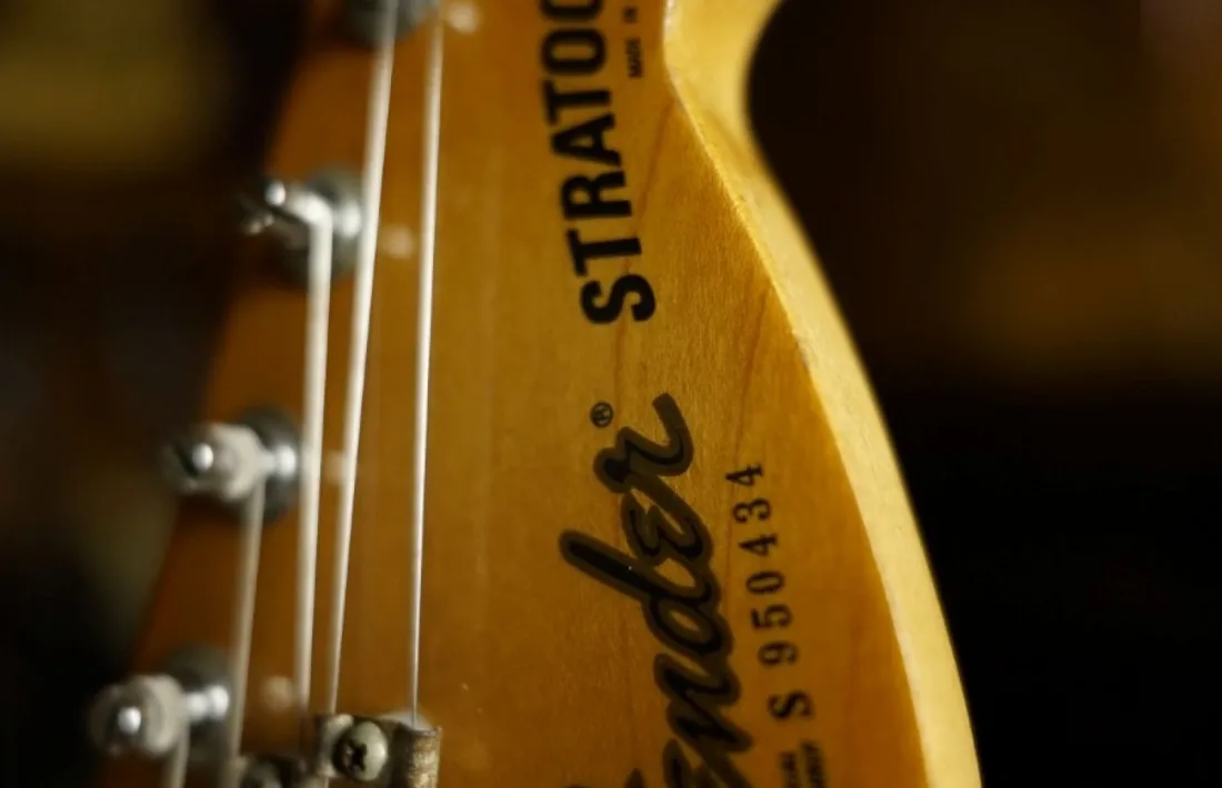 El màstil i el nñúmero de sèrie de la Stratocaster.