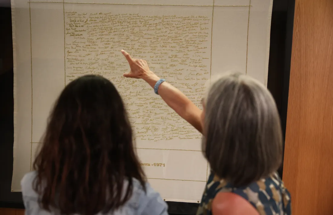 'Ens necessitem totes' (fil d'or sobre tela, 145 per 135 centímetres), ja penja al saló dels Passos Perduts.