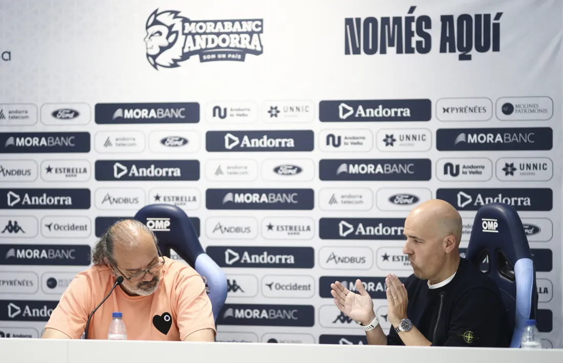 Francesc Solana, amb el cap cot el dia del seu comiat, mentre Gorka Aixàs l'aplaudeix.