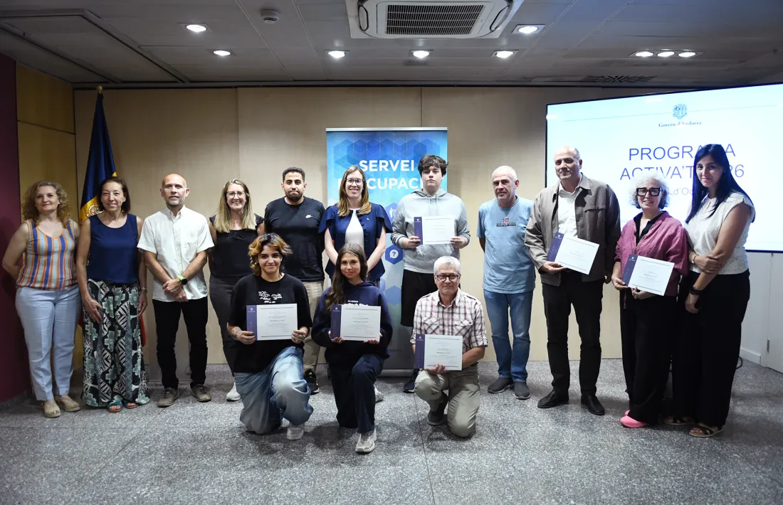 La secretària d’Estat d’Economia, Treball i Habitatge, Laura Camps, juntament amb els joves que han participat al programa 'Activa't'.