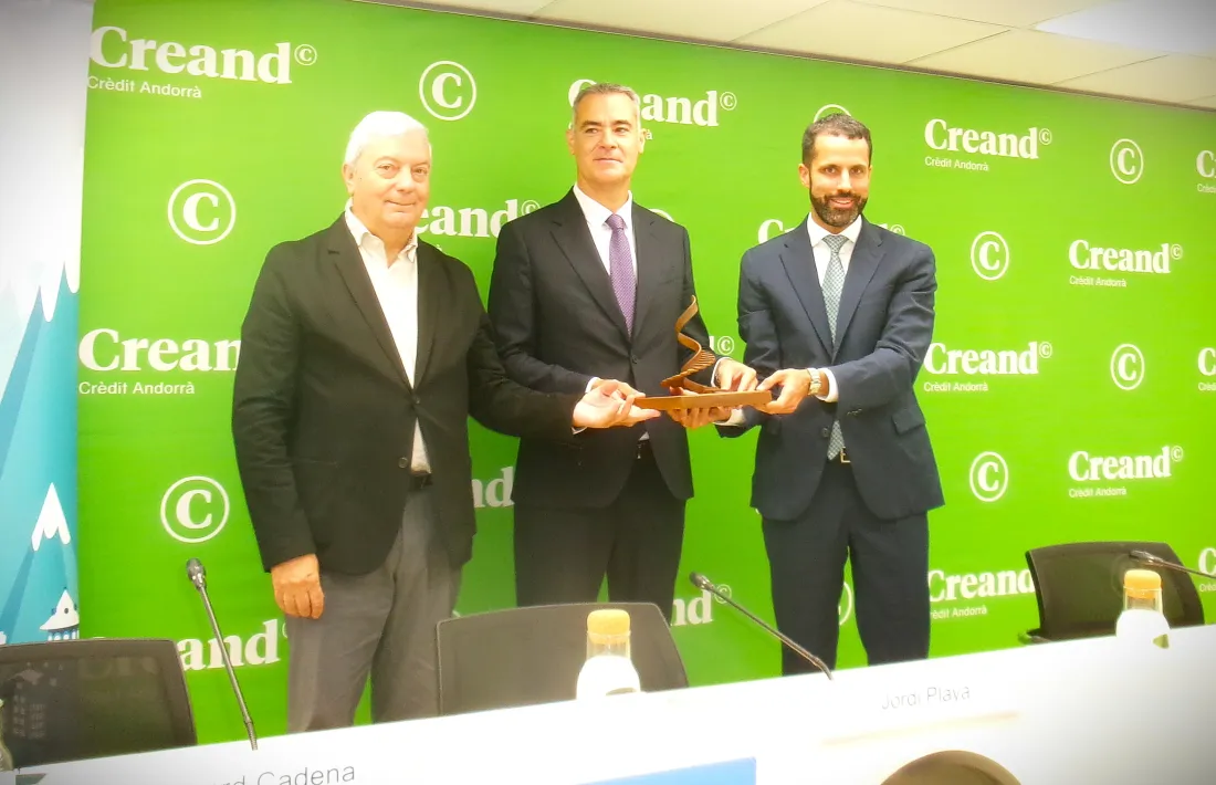 El president de la CEA, Gerard Cadena, el director de l'àrea de Banca Comercial de Creand Crèdit Andorrà, Jordi Playà, i el director de la CEA, Iago Andreu, durant la presentació dels premis.