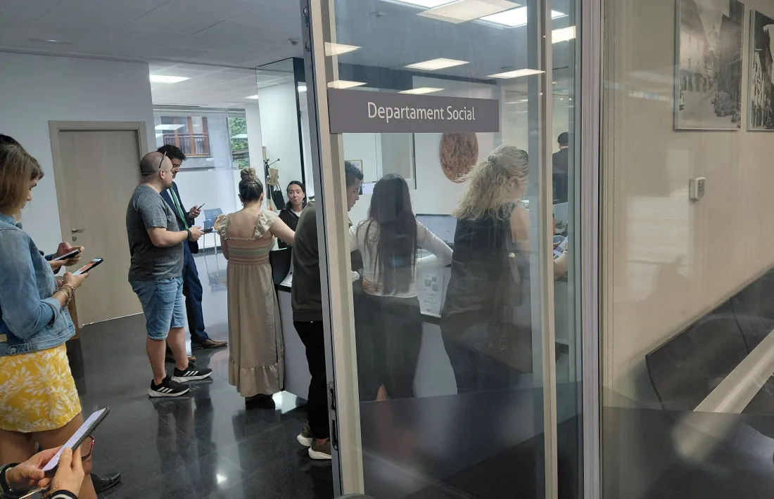 Moltes famílies han acudit a les dependèncie de Social per saber què passava.