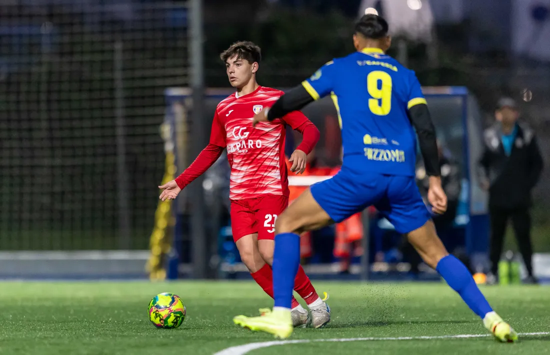 Hugo Ferreira, de l'FC Santa Coloma, defensat per Armando León.