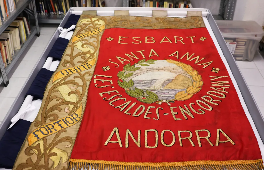 L'estendard amb el pal, tots dos ja resturats i a la caixa reglamentària.