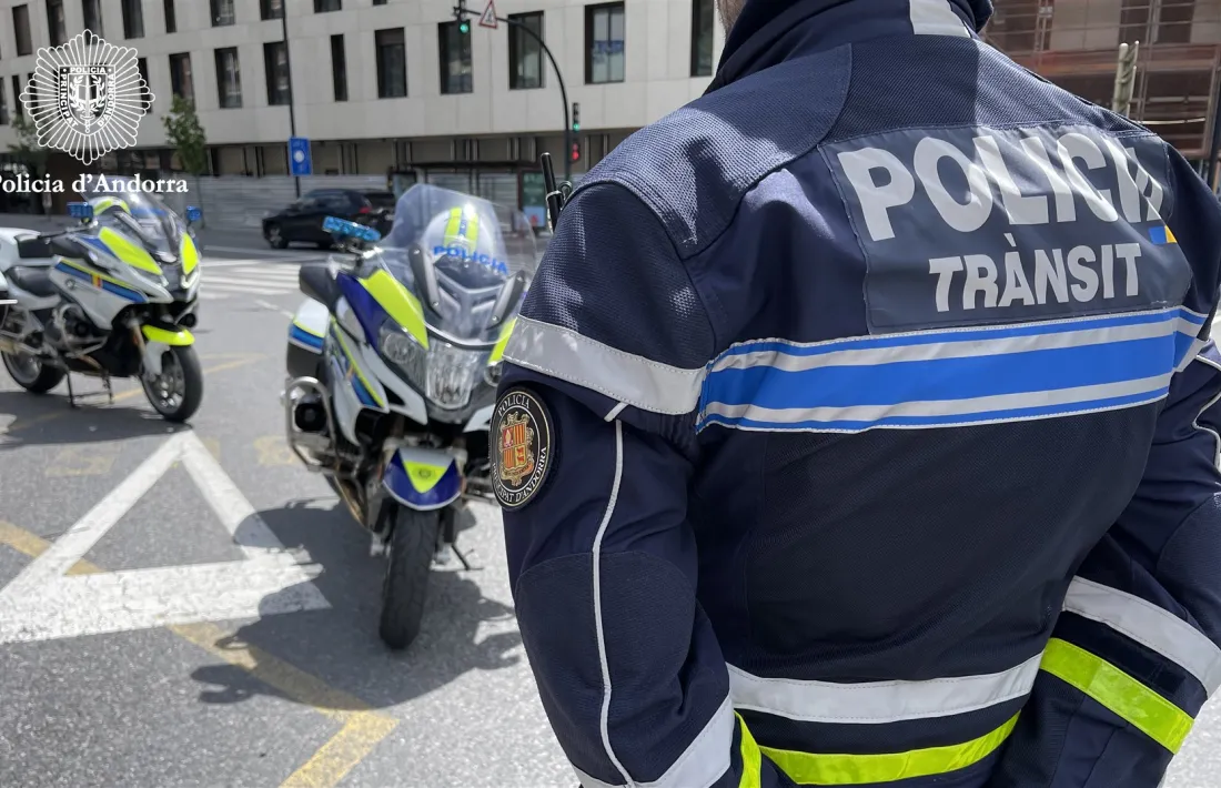 Un agent de trànsit de la policia durant la campanya de controls.