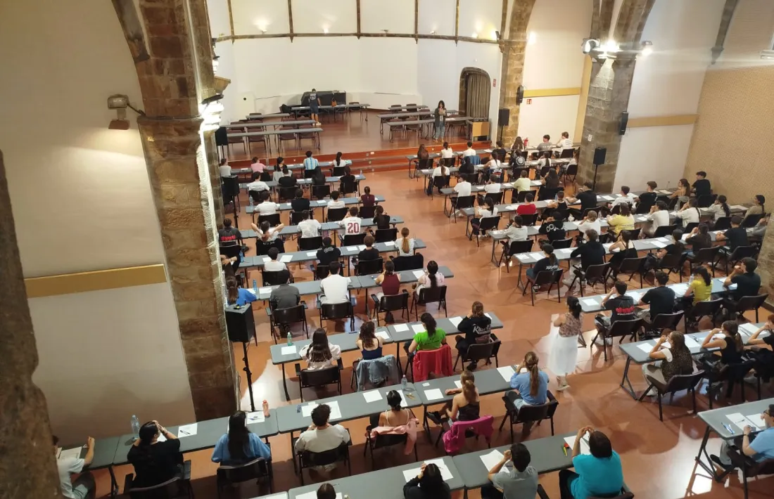 Així es veia la sala Sant Domènec en començar les PAU, aquest matí.