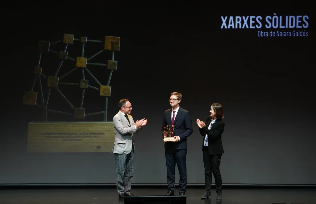 Johannes Stroebel ha rebut el guardó de mans de Xavier Espot i Teresa Garcia-Milà.