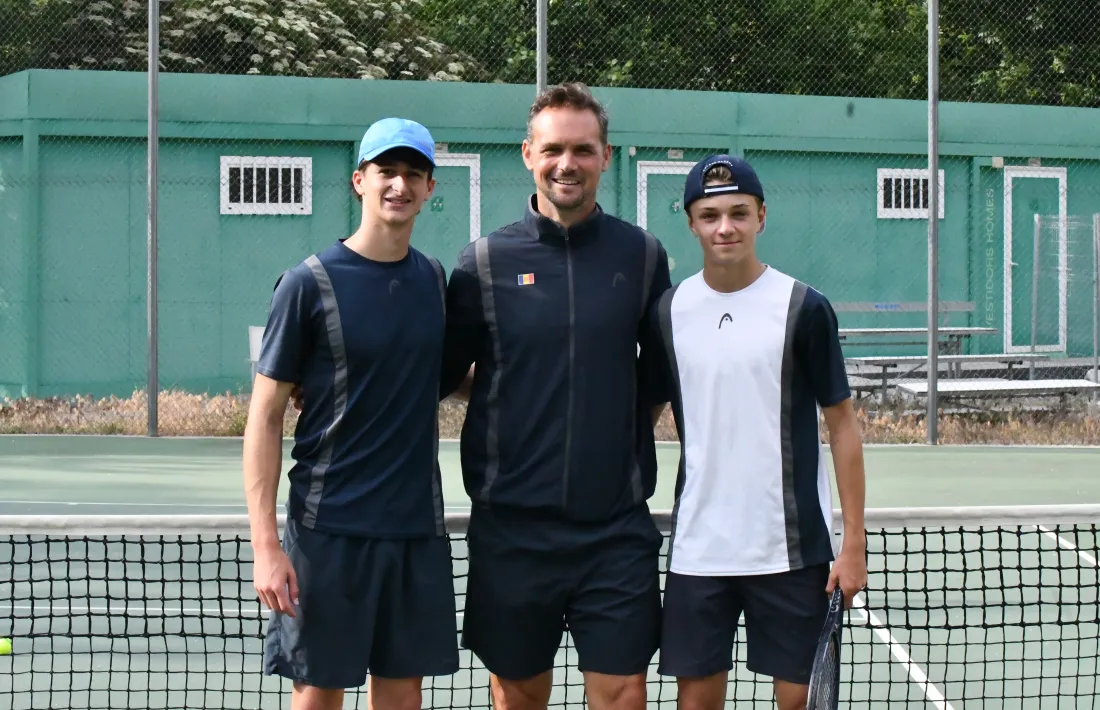 Guillem Davasse i Iu Blasi, amb el capità de la Davis Cup, JeanBa Poux.