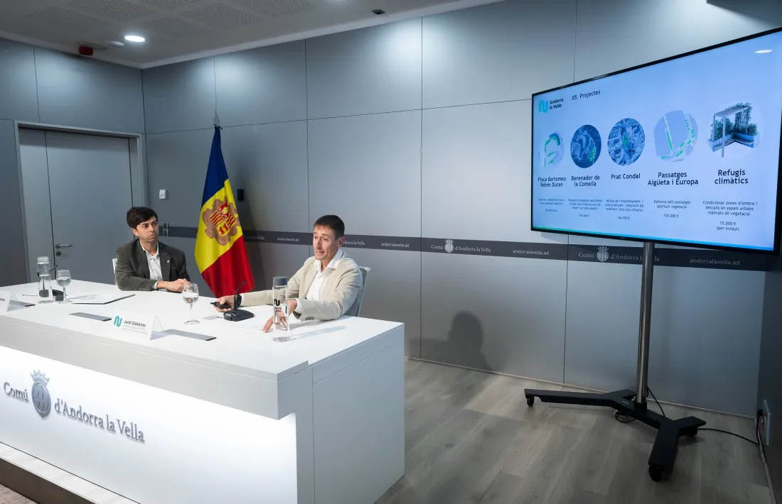 El cònsol major d'Andorra la Vella, Sergi González, i el conseller, Jordi Cabanes, el dia de la presentació del Programa d'Impuls Verd.