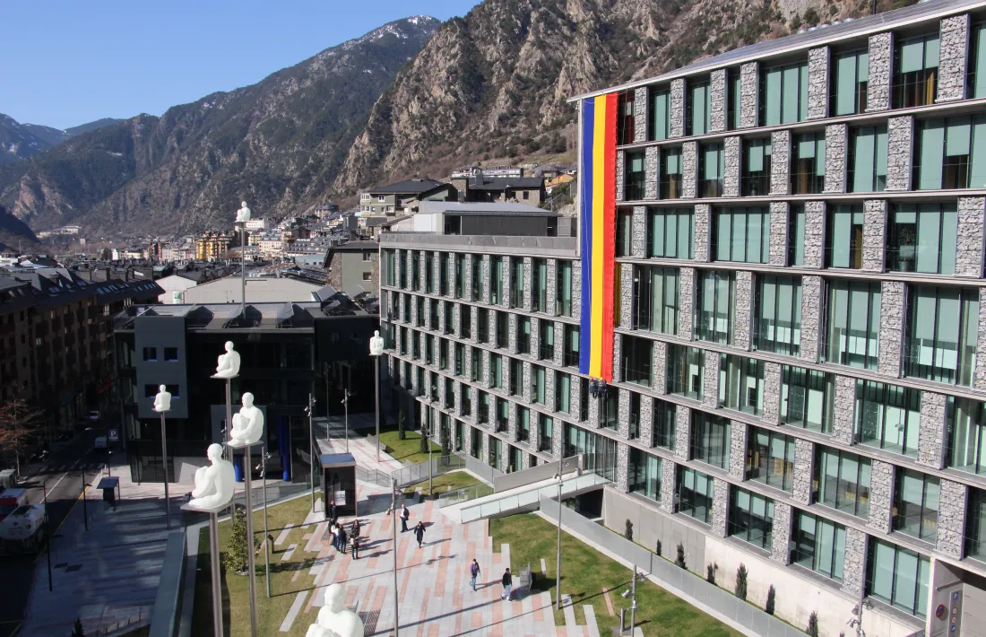 Façana de la seu del Consell General per celebrar el dia de la Constitució.