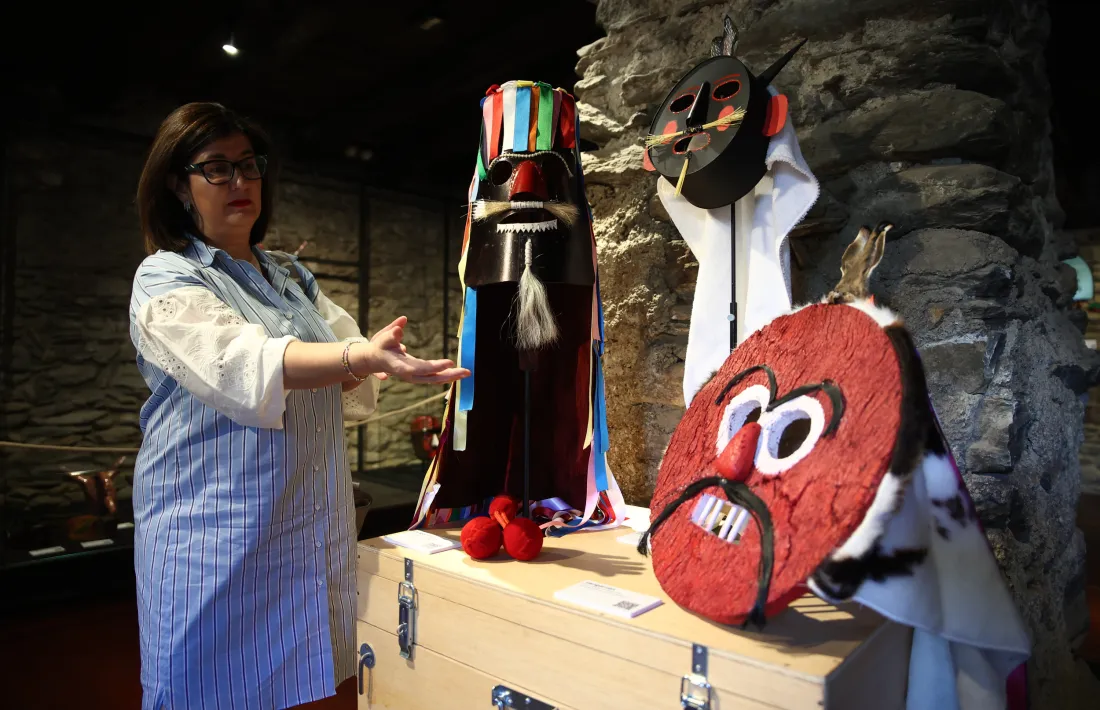 L'antropòloga Pilar Panero, amb els Zangarrón, les màscares de Sanzoles (Zamora).