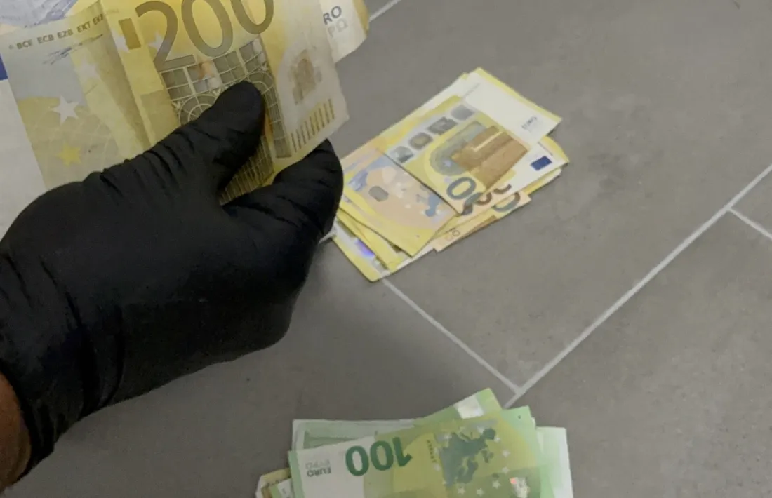 Els diners en efectiu decomissats en l'operació.