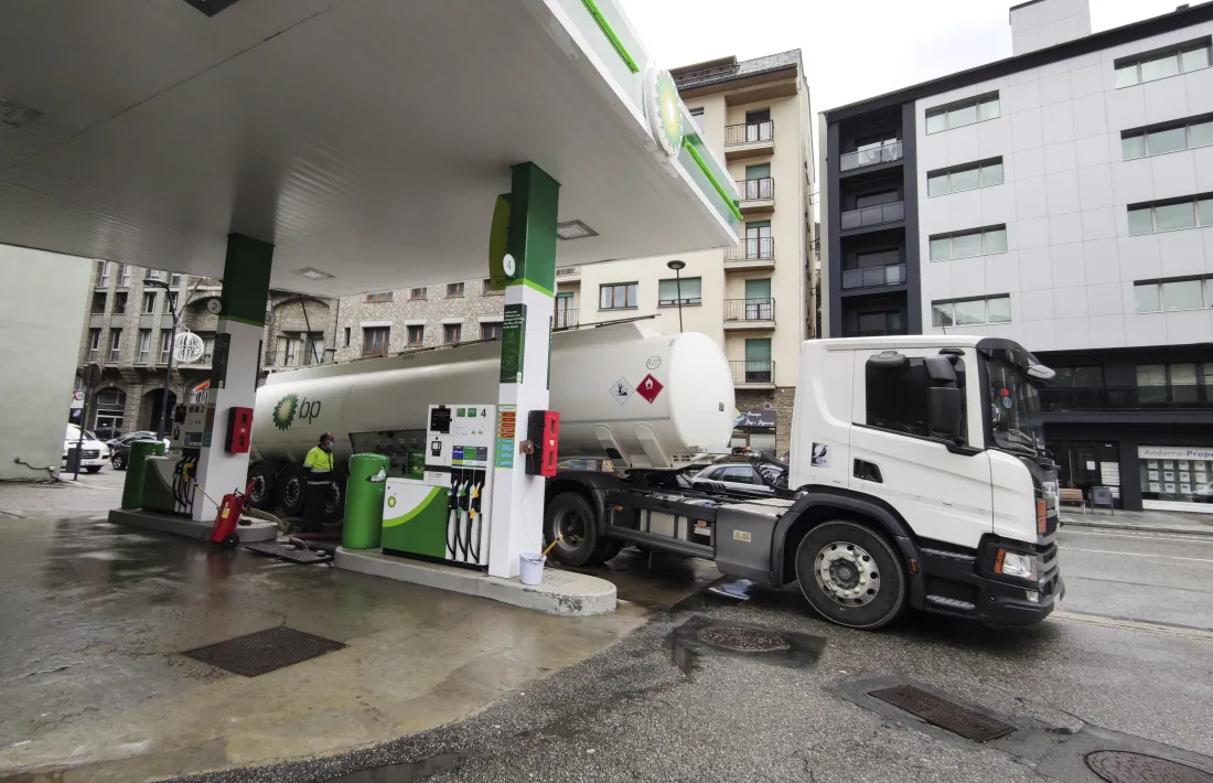 Un camió cisterna subministrant carburant en una estació de servei del Principat.
