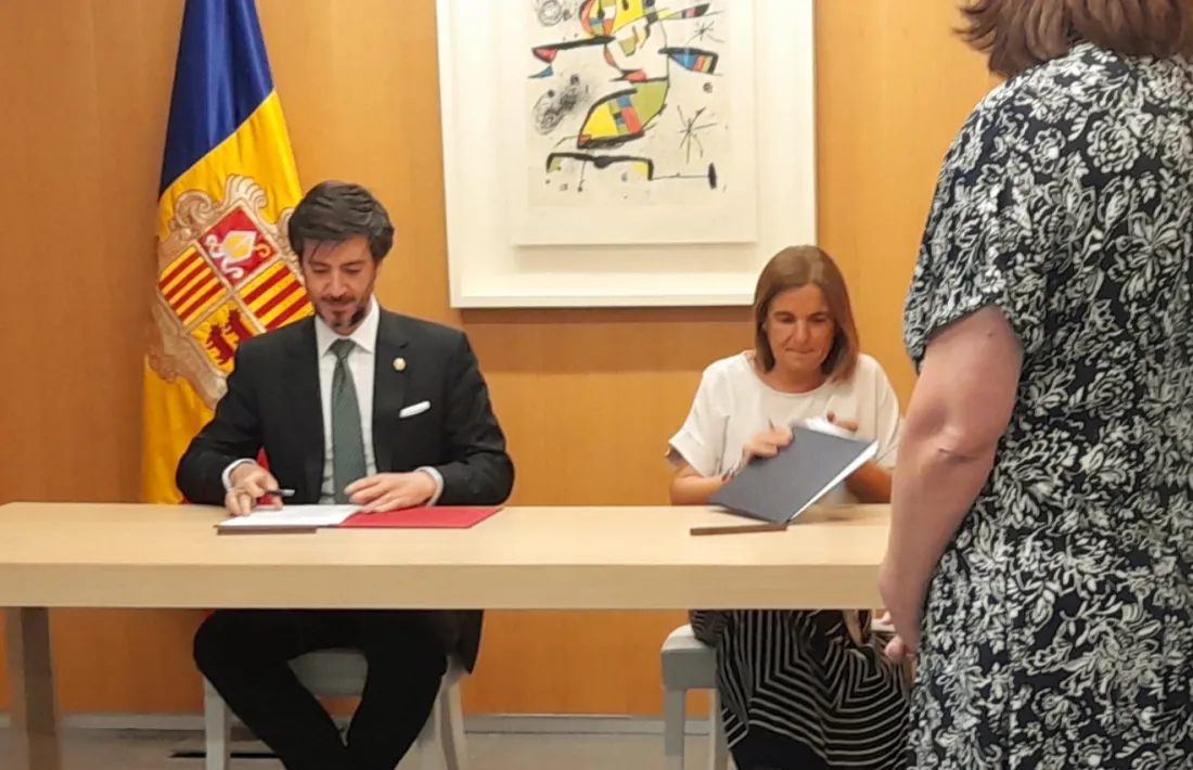 Ensenyat i Marín han signat aquest matí el conveni al despatx del síndic general.