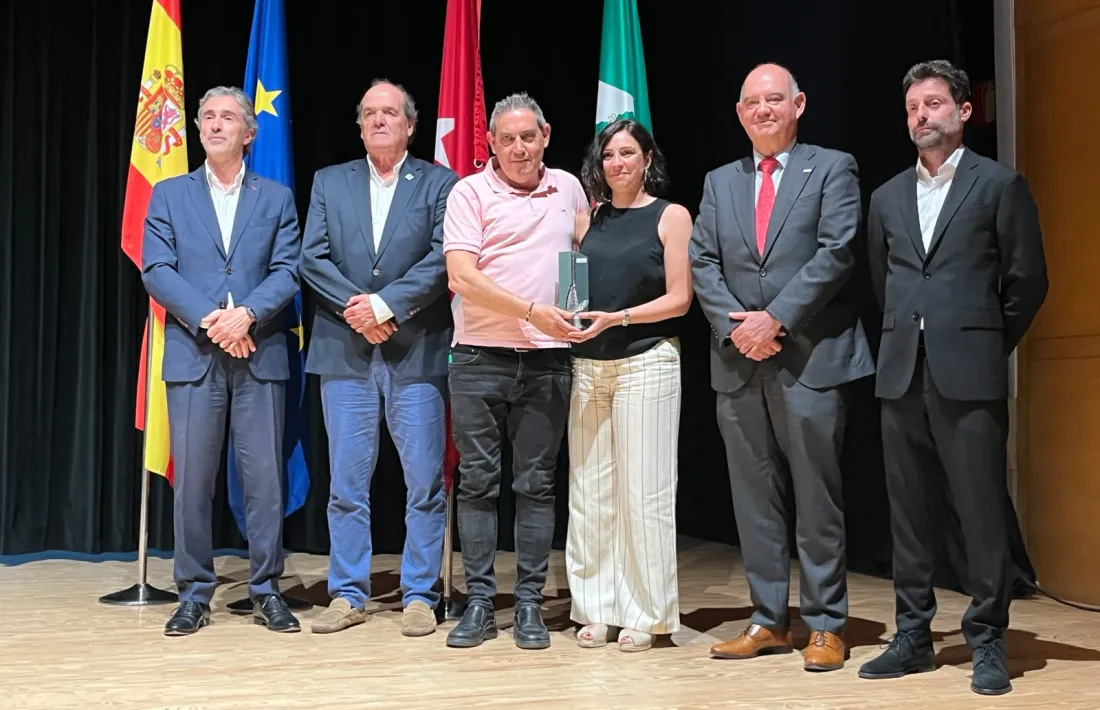 El moment del lliurament del premi a Pirinenca de Serveis.