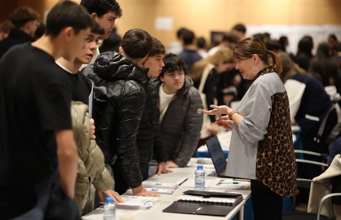 Alumnes del Lycée Comte de Foix a la Fira d'orientació d'enguany per estudiar a França. 