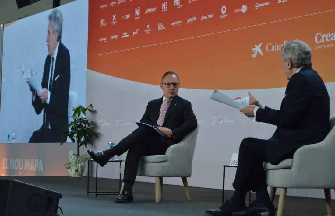 Xavier Espot durant l'entrevista que servia per obrir els actes de la 37a Trobada Empresarial al Pirineu. 