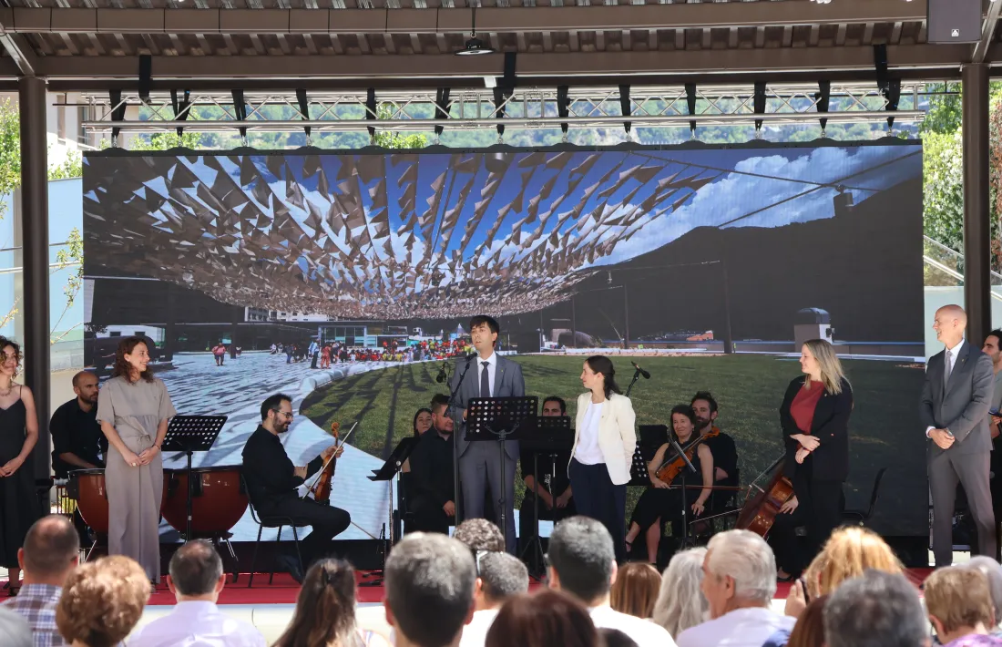 El cònsol major d'Andorra la Vella, Sergi González, i la cònsol menor, Olalla Losada, durant l'acte.