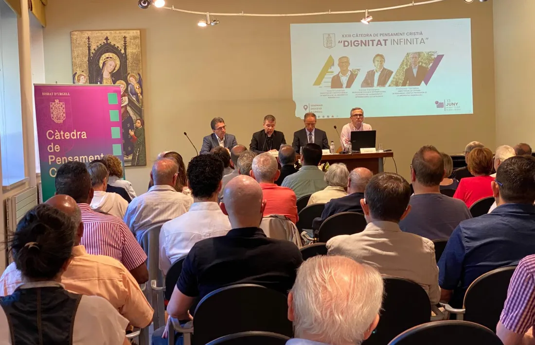 Els ponents i el copríncep episcopal, Josep-Lluís Serrano Pentinat, durant l'acte.