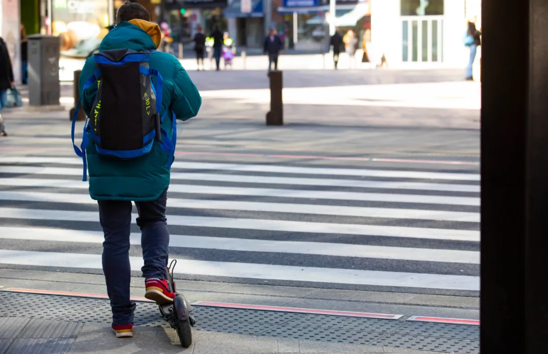 Un ciutadà circulant amb un vehicle de mobilitat personal.