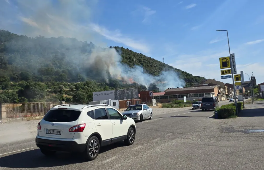 El sinistre afecta el trànsit, tallat al poble. 