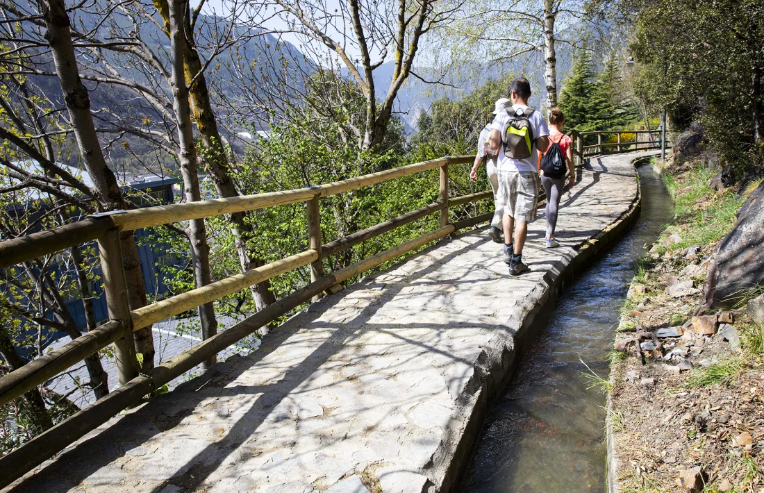 Gent passeijant pel rec del Solà.