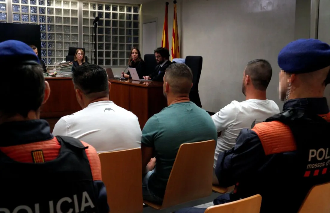 Un moment de la vista, amb els acusats d'esquena. 