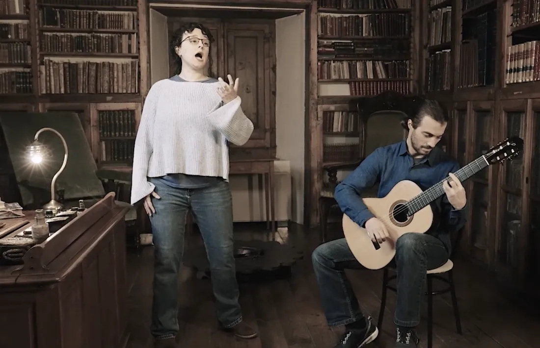  David Font, a la guitarra, i Laura García, al clip de ‘Josep balla al Dinguilindaina’.