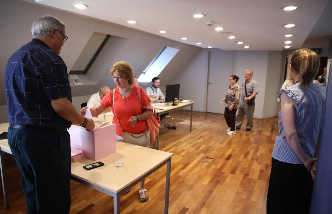 Pensionistes votant al seu col·legi instal·lat a la sisena planta de la Caixa Andorrana de Seguretat Social.