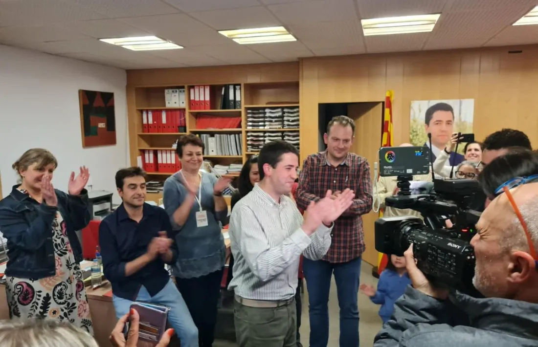        Joan Barrera celebrant la victòria al capdavant de l'equip de Compromís. L'alcalde ha conegut dies millors que els actuals. 