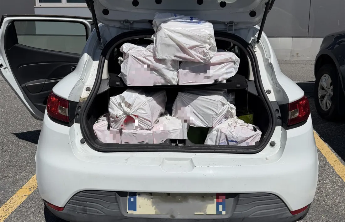Un vehicle amb tabac de contraban interceptat per la policia.