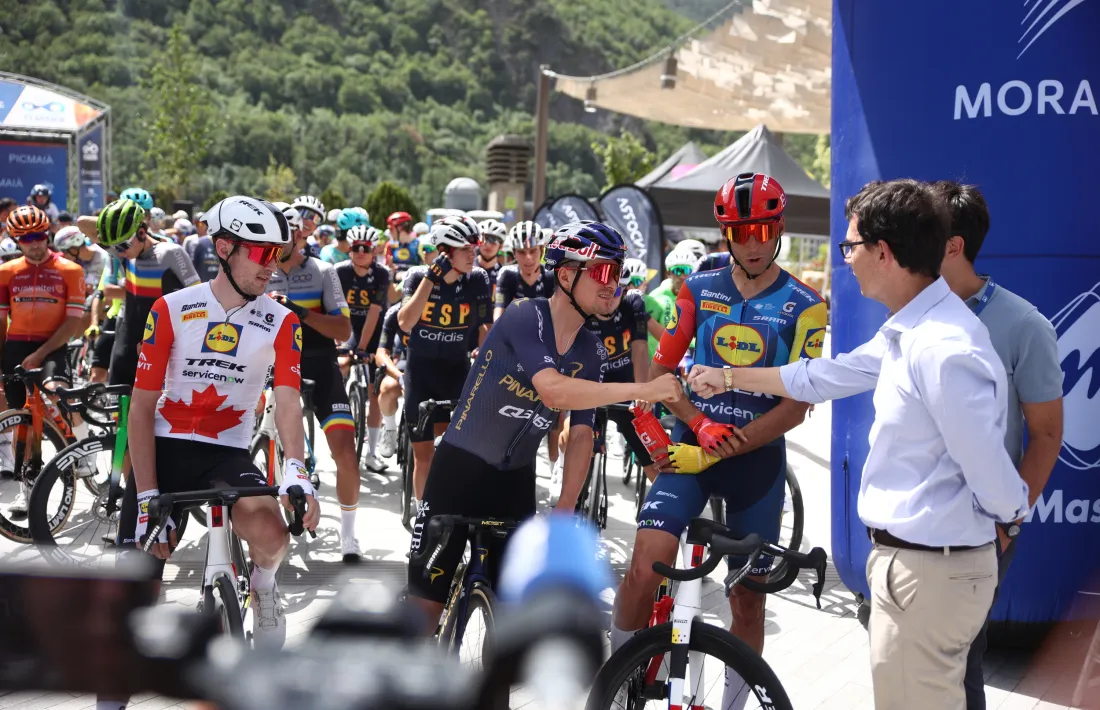 Tom Pidcock, al costat Carlos Verona, abans de prendre la sortida de l'Andorra MoraBanc Clàssica.