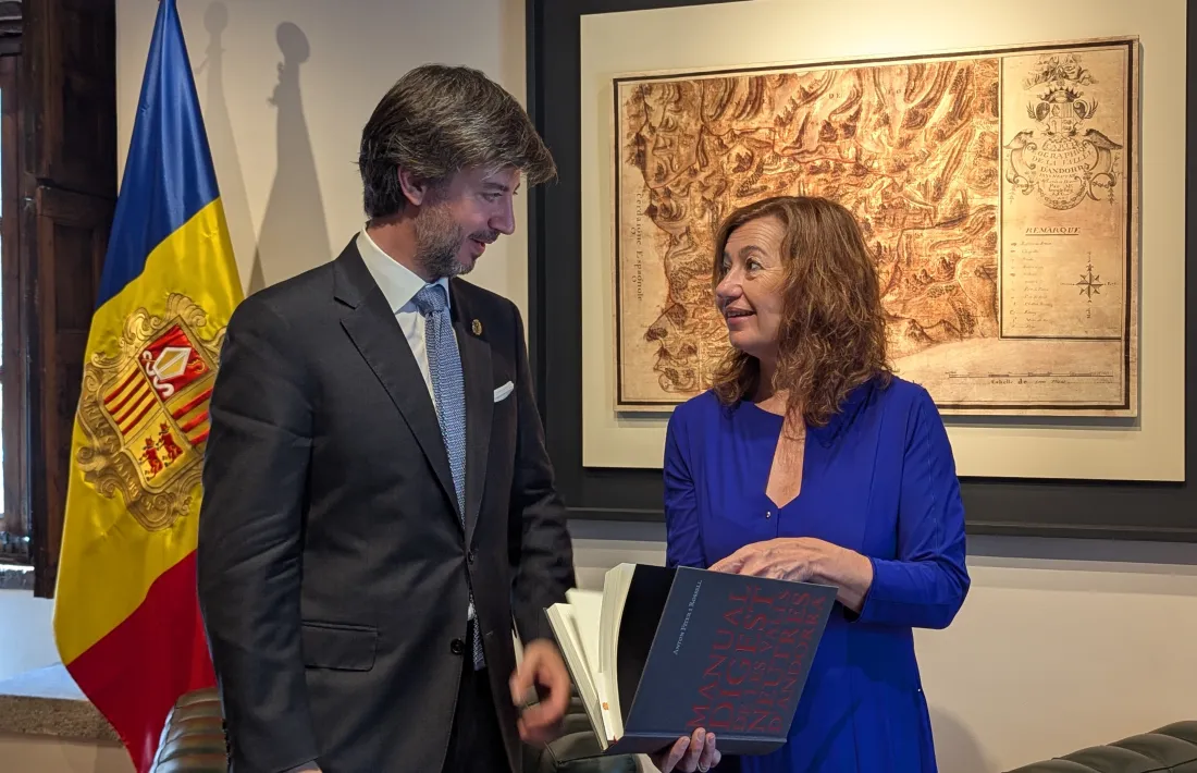 El síndic general, Carles Ensenyat, amb la presidenta del Congreso de los Diputados, Francina Armengol.