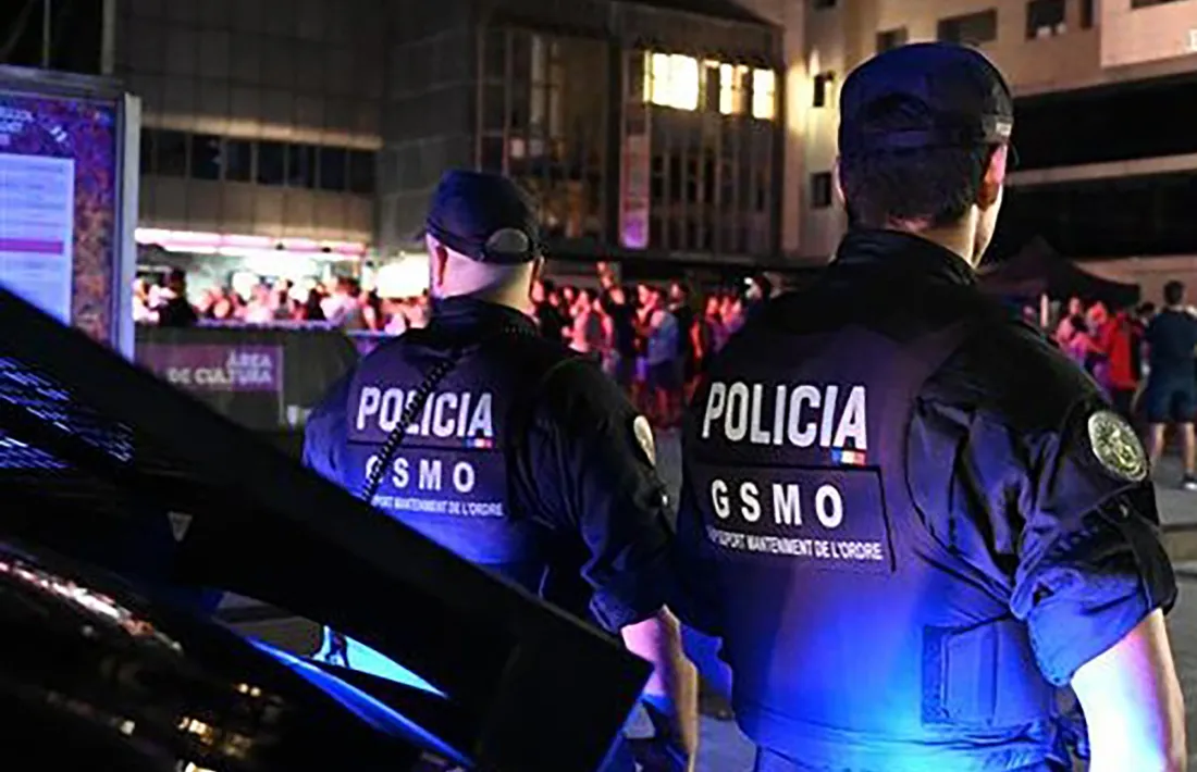 Dos policies fent tasques de vigilància en una festa major.
