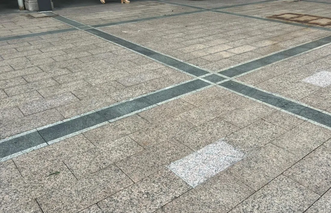 De mitja distància és impossible distingir les rajoles que ballen, i de la vora, gairebé.