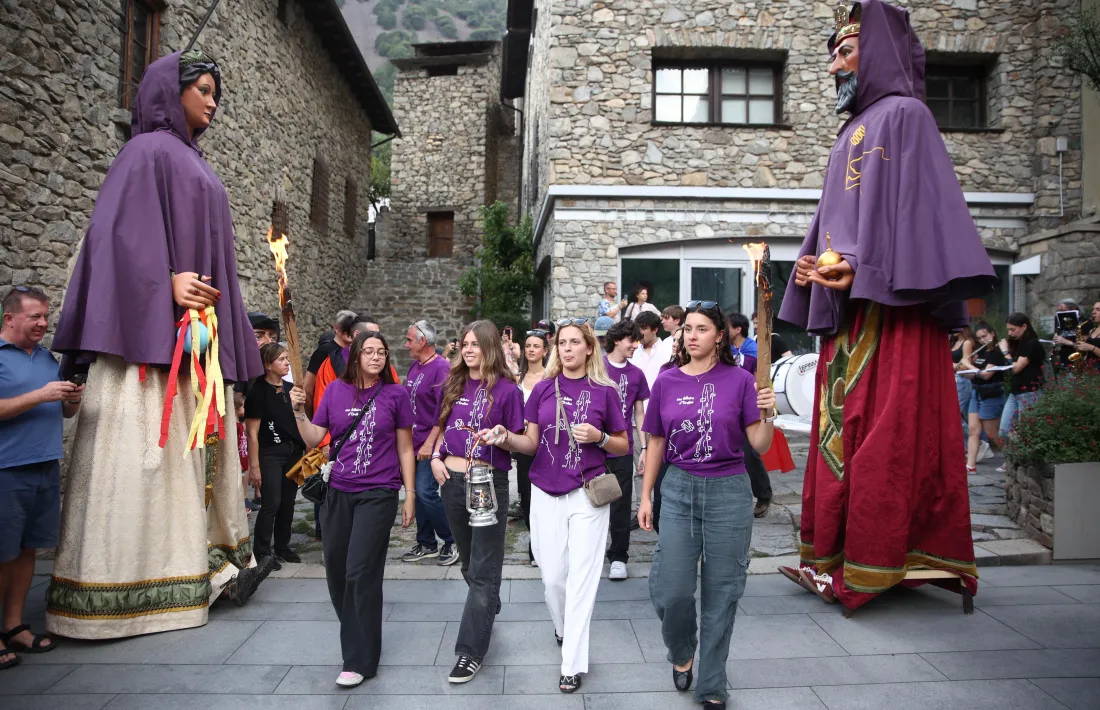 Els fallaires d’Ordino entrant a la plaça del Consell amb la Flama del Canigó.
