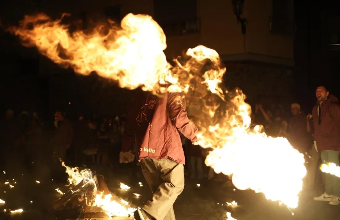 Els fallaires d'Andorra la Vella al barri del Puial abans de recórrer el centre històric.