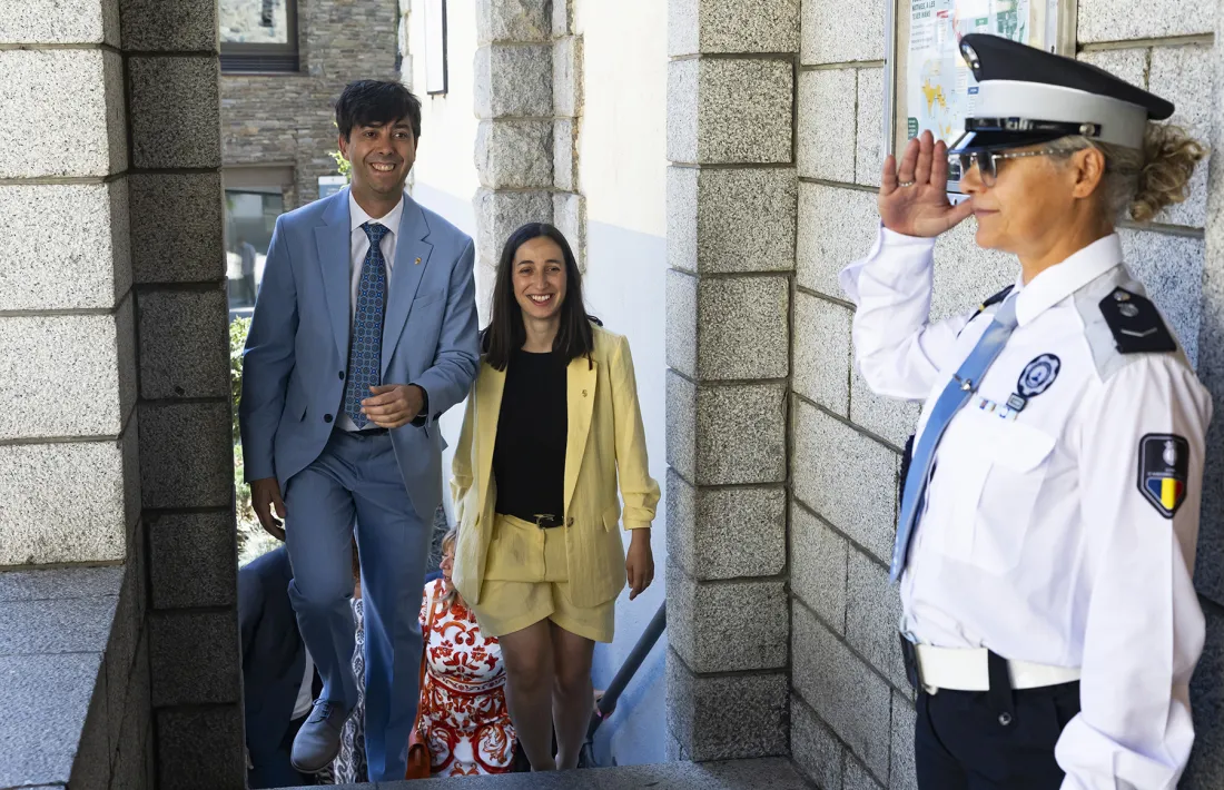 El cònsol d'Andorra la Vella, Sergi González, i la cònsol menor, Olalla Losada, arribant a la missa de la festa del poble.