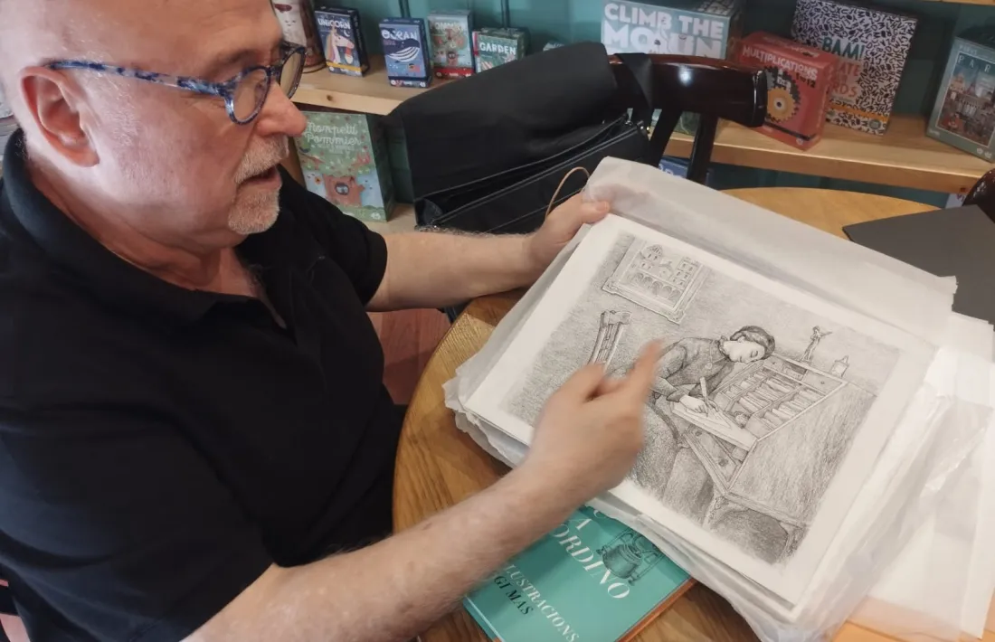 Peruga comenta una de les làmines originals d’‘Últim estiu a Ordino’, amb la Sumpta escrivint una de les cartes que va conservar el seu germà Joaquim.