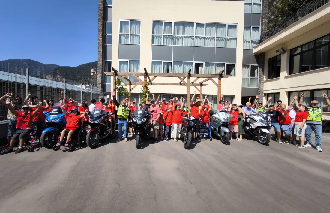 Fotografia de família de la visita de  la Penya Motorista l’Esquirol i el comú d’Andorra la Vella, a la Fundació Privada Nostra Senyora de Meritxell.
