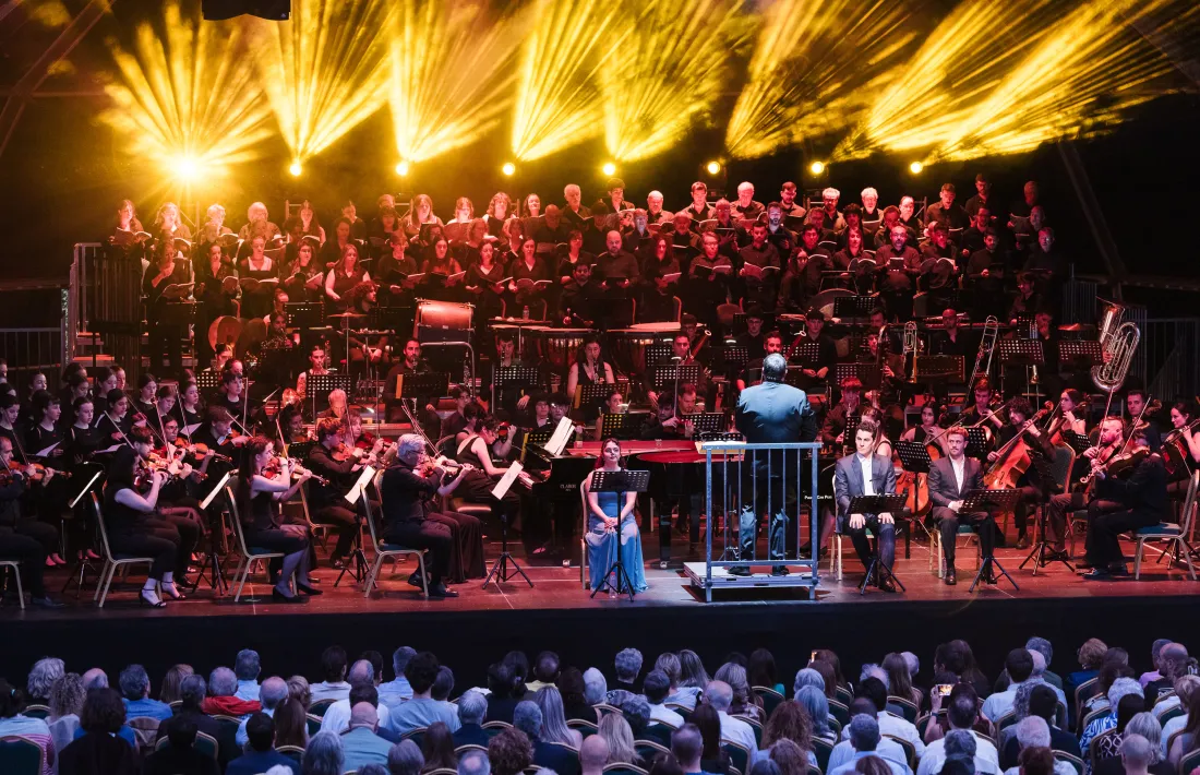 El multitudinari ‘Carmina Burana’ de l’última edició, amb 180 artistes a l’escenari de la vela del Parc Central.