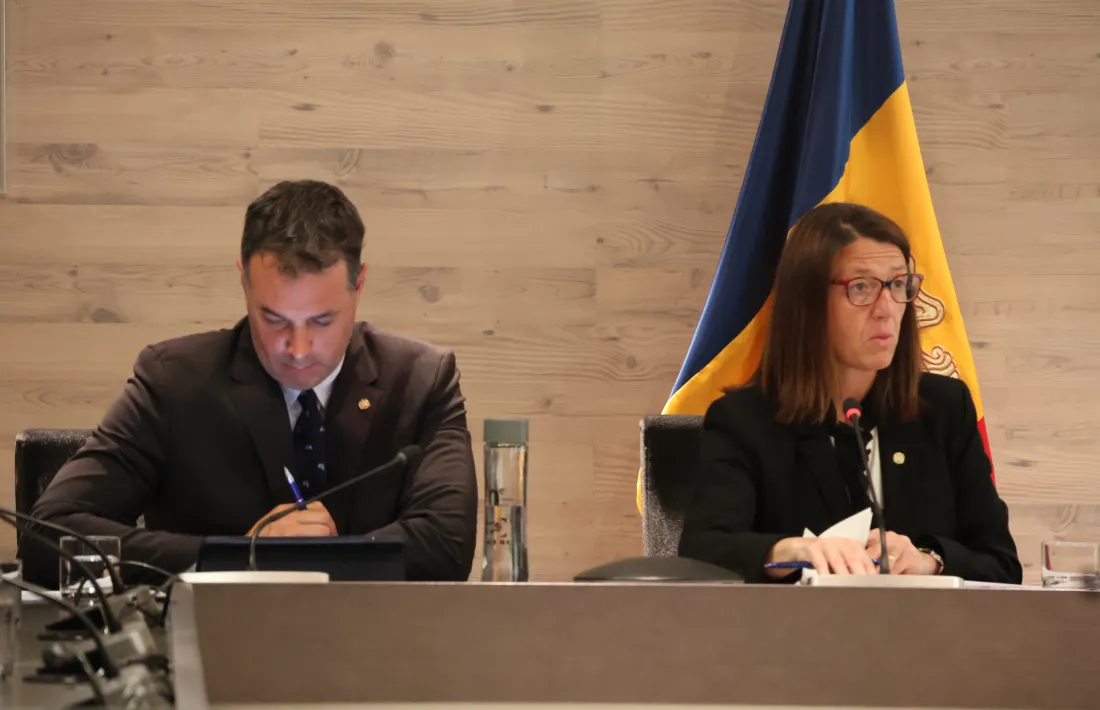 Els cònsols de la parròquia, Eduard Betriu i Maria del Mar Coma, durant la sessió de consell de Comú d'avui.