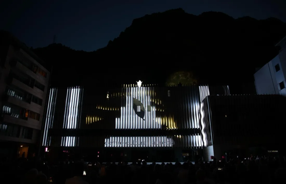 L'espectacle de música, cant, dansa vertical i videoprojeccions va acabar a la façana del Centre Cultural de la Germandat.