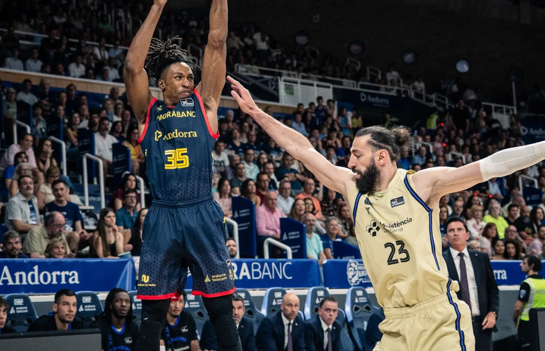 Yves Pons, defensat per 'Toko' Shengeila, en l'últim partit al país.