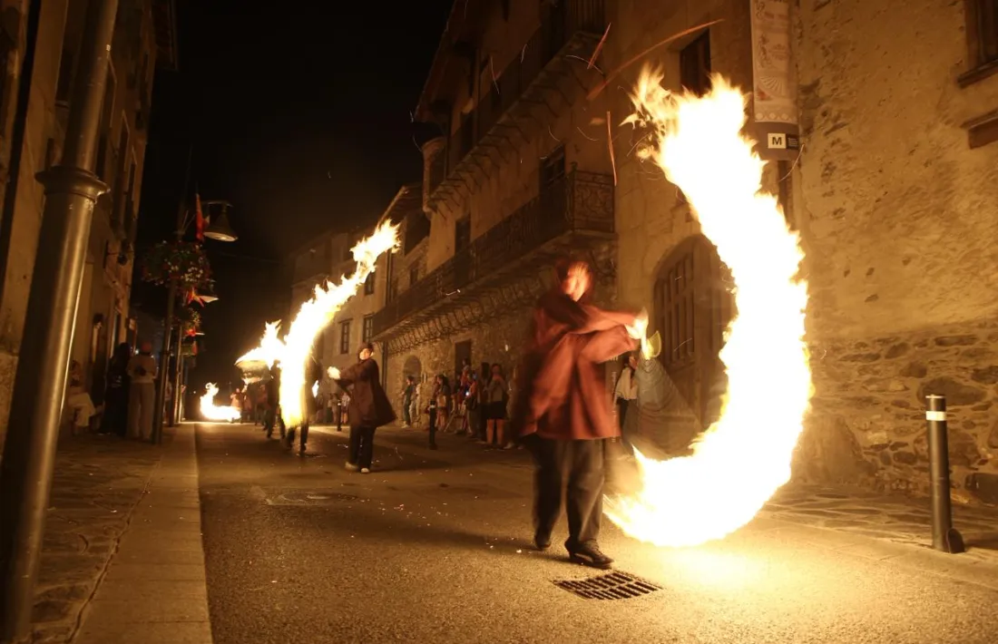 Les falles van recórrer els carrers del pobla abans d’arribar al Mai.
