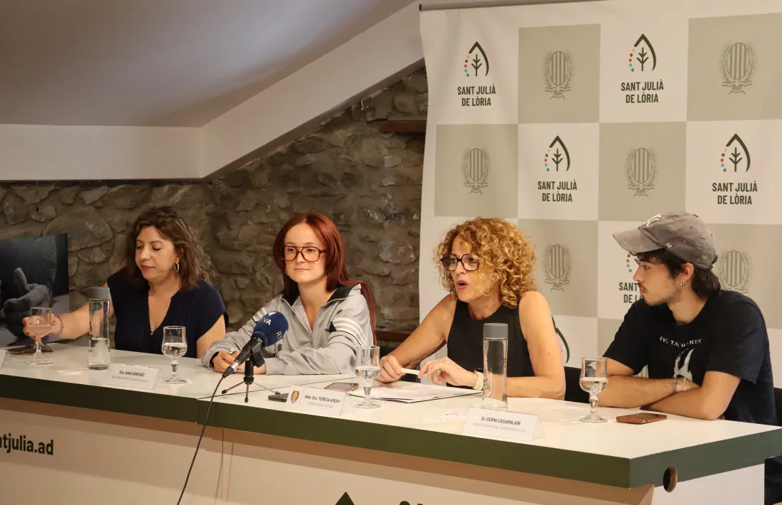 La consellera de Cultura, Teresa Areny, en la presentació de la segona edició de Fils d’Art, amb els artistes participants.