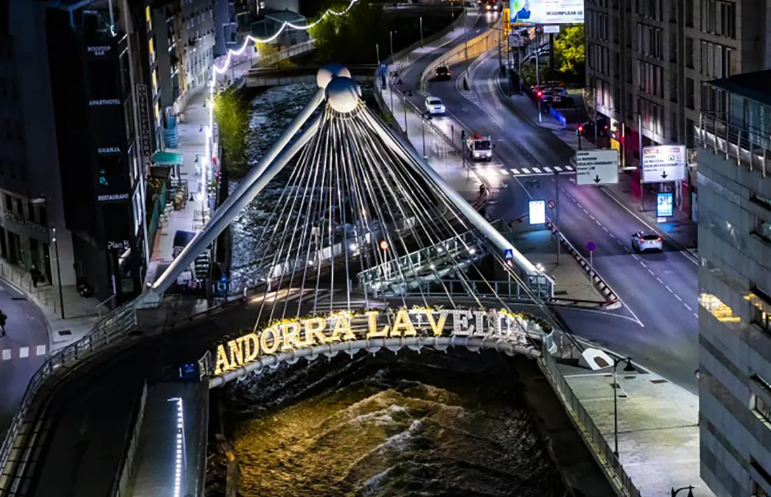 El passeig del riu d'Andorra la Vella a la zona del pont de París.