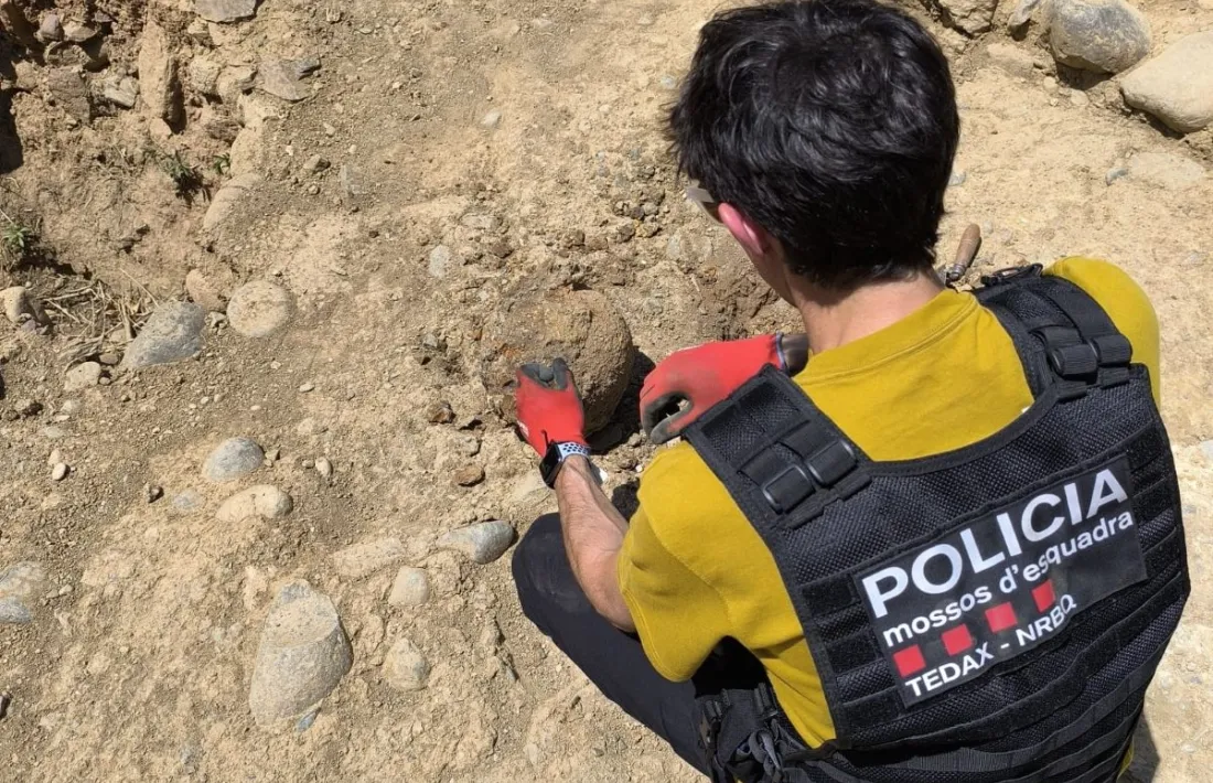 Experts de la policia es van encarregar de recuperar l'artefacte.       .