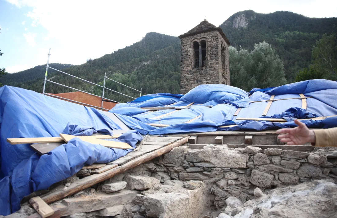  L’arqueòleg Abel Fortó, sobre la volta de la capella lateral; a l’esquerra, l’absis reconstruït el 1968.